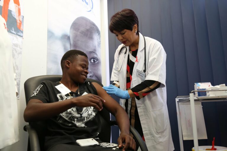 Иммунитет от векторных вакцин оказался стойким, а у мРНК — преходящим. Зато ЮАР запретила «Спутник»... из-за борьбы с ВИЧ