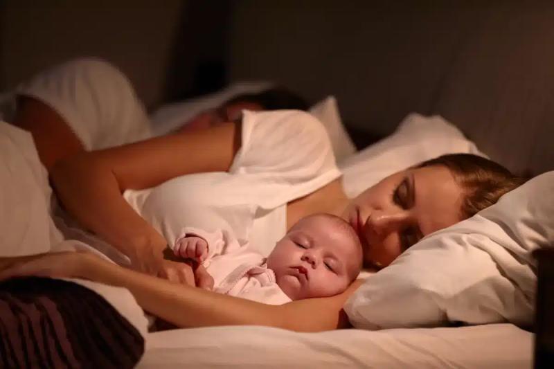 Смерть в младенчестве связали со сном на кровати родителей