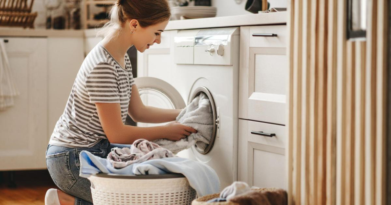 «Уберите порошок и возьмите это»: как стирать полотенца, чтобы вернуть им мягкость и приятный запах