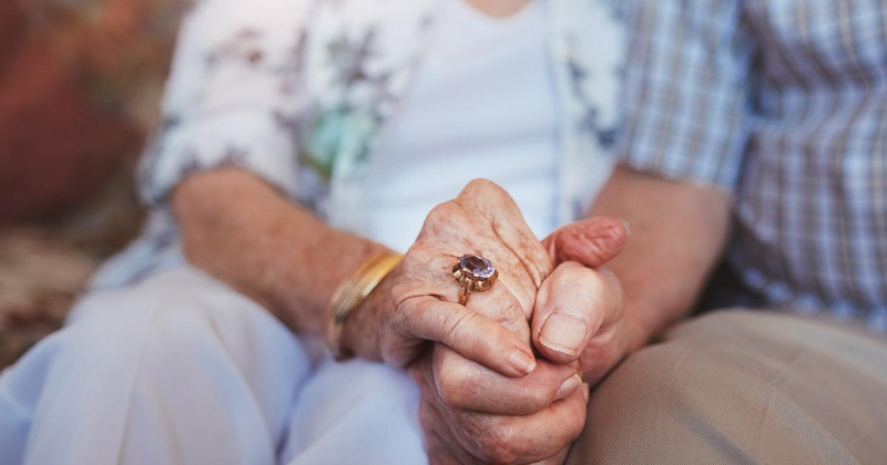 Секрет долголетия: 106-летняя британка призналась, когда впервые попробовала алкоголь