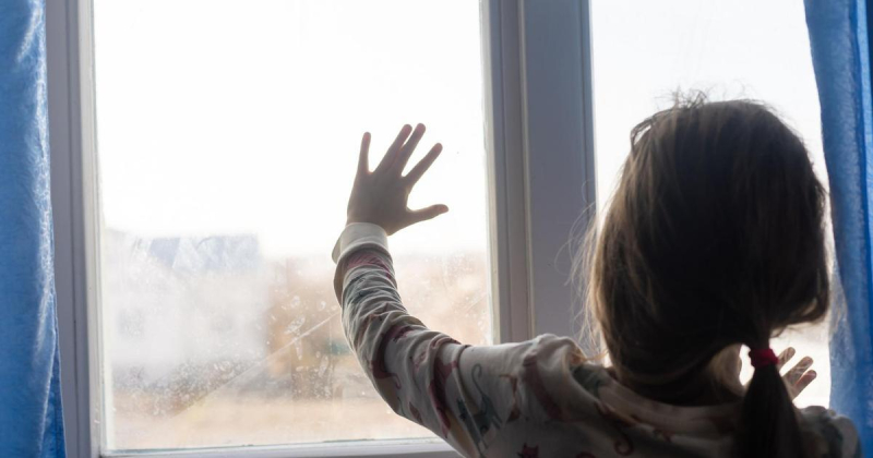 2-летняя девочка чудом выжила, выпав с 10-го этажа. В больнице она удивила всех врачей