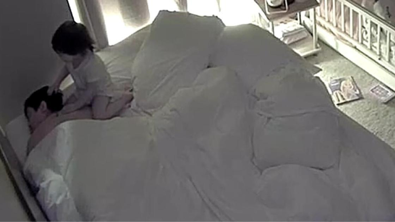 2-летняя девочка спасла отца от диабетической комы — героический момент попал на видео